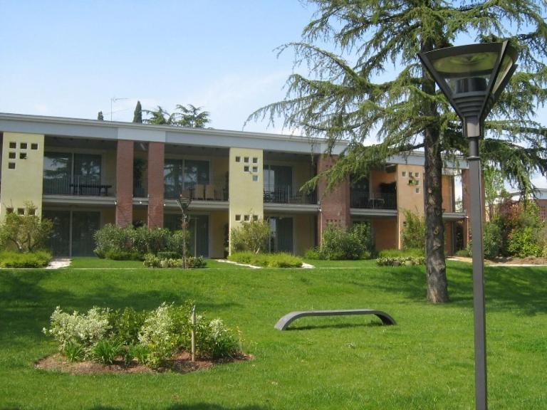 Апартаменты Lato Soleggiato @Gardazzurro Паденге-суль-Гарда Экстерьер фото